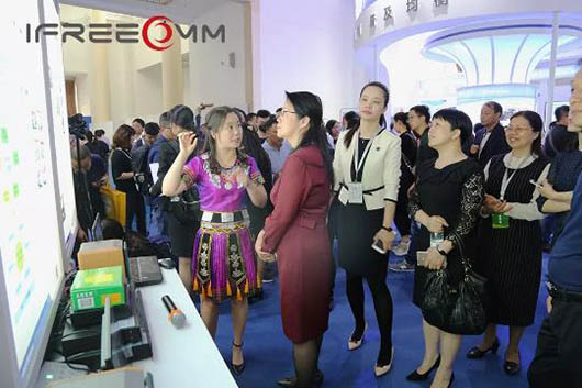 解說員為現(xiàn)場領(lǐng)導(dǎo)講解