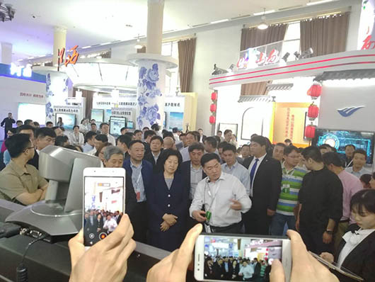 國務(wù)院孫春蘭副總理和教育部陳寶生部長觀看展覽